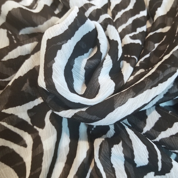 Animal print top. - Picture 3 of 4